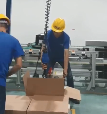 貴重零部件如何安全高效裝進紙箱中？可以試試智能提升機