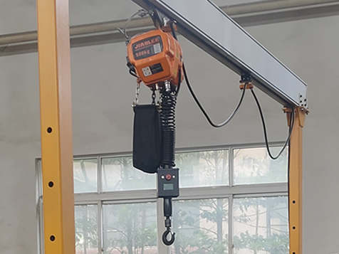 工人裝配零部件又累又慢？快試試智能提升機